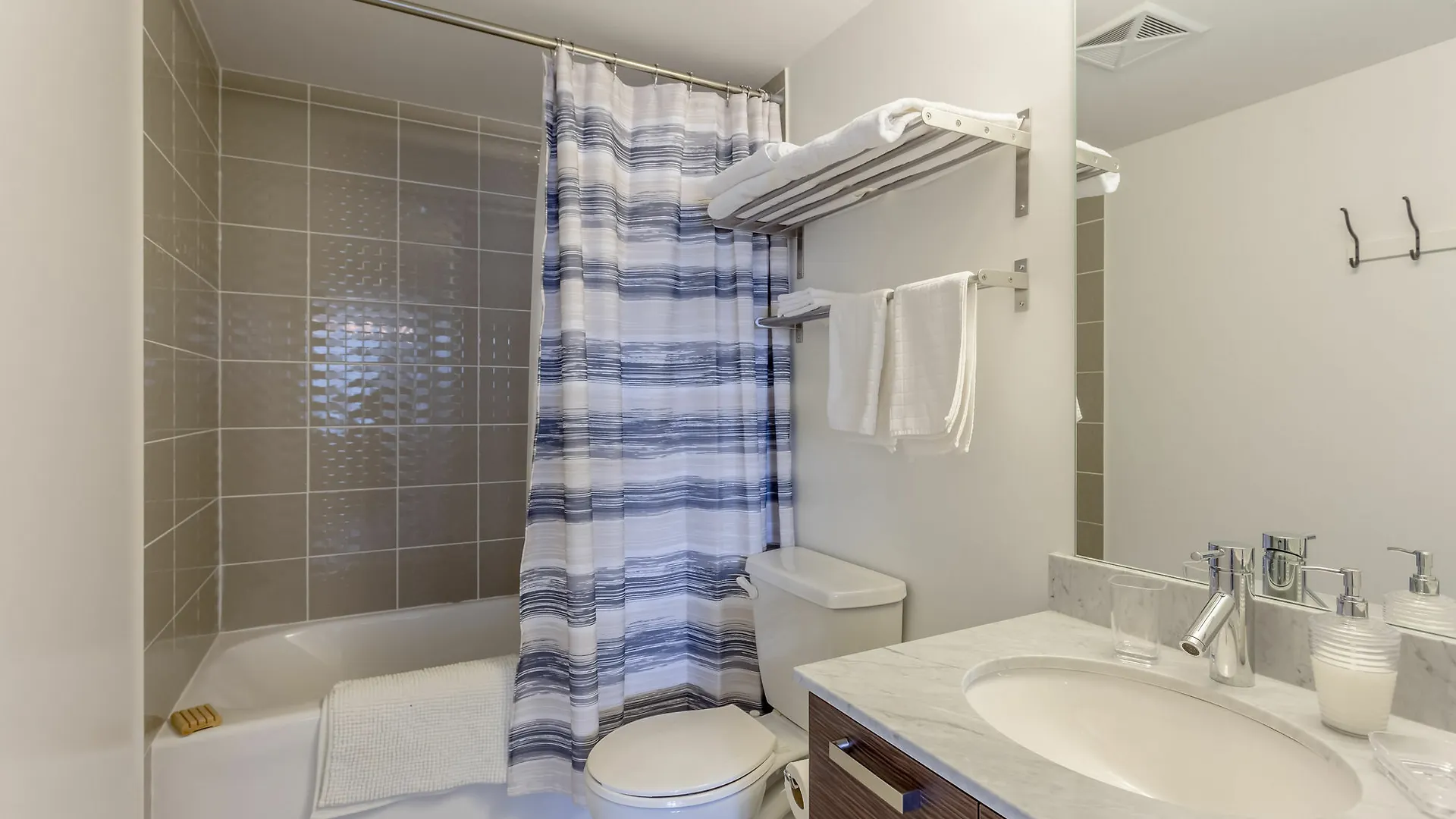 Aoc Suites - Luxury Condo - City/Cn Tower View Toronto Apartment